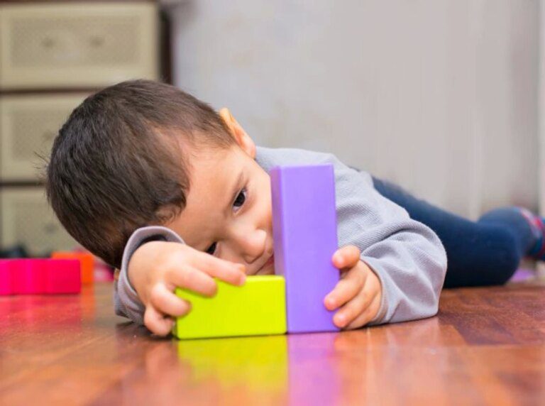 Autism : 10 symptoms that show a child may have autism